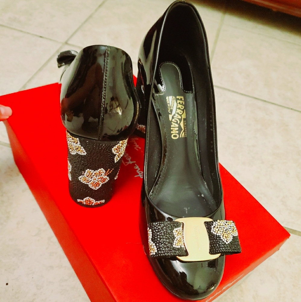 AUTHENTIC  SALVATORE  FERRAGAMO  PUMP